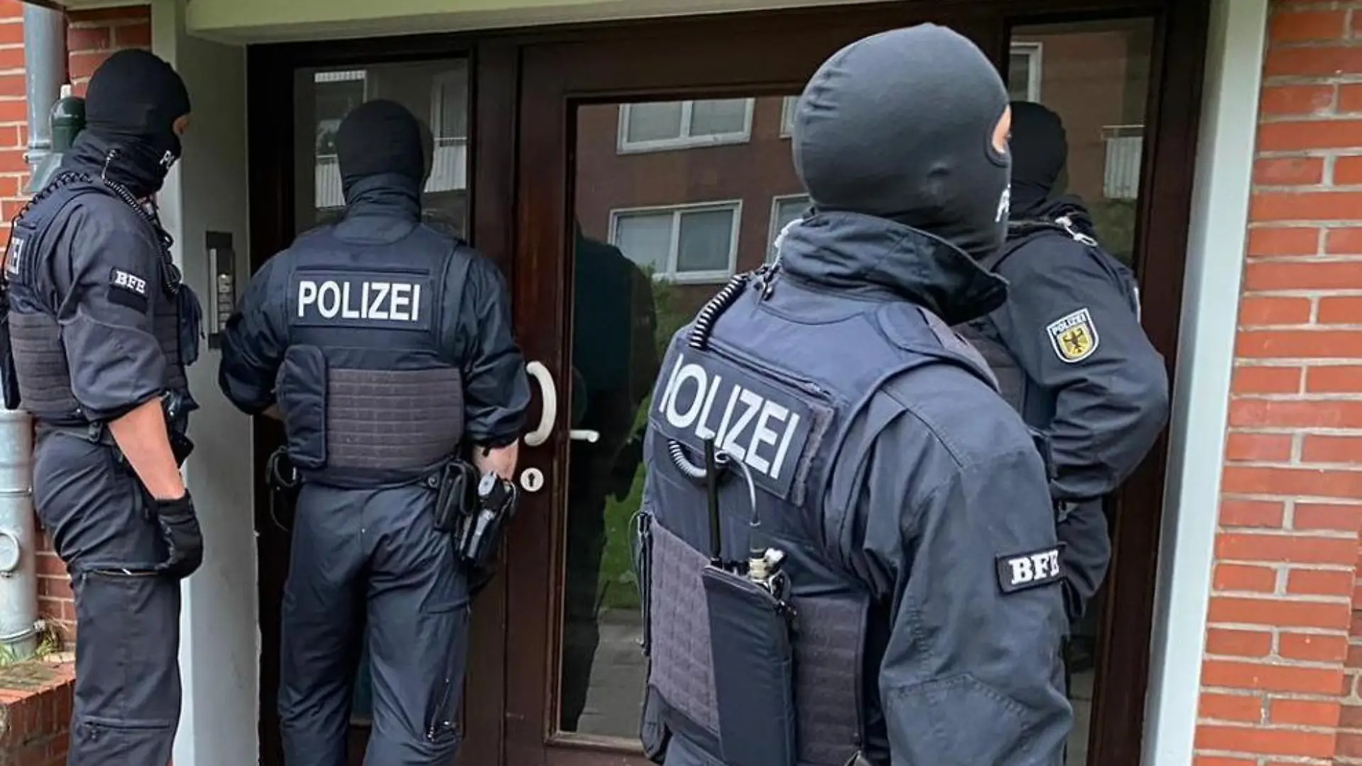 Derzeit durchsuchen Beamte der Bundespolizei im Auftrag der Staatsanwaltschaft Aurich Gebäude an verschiedenen Orten in Leer (Ostfriesland.)