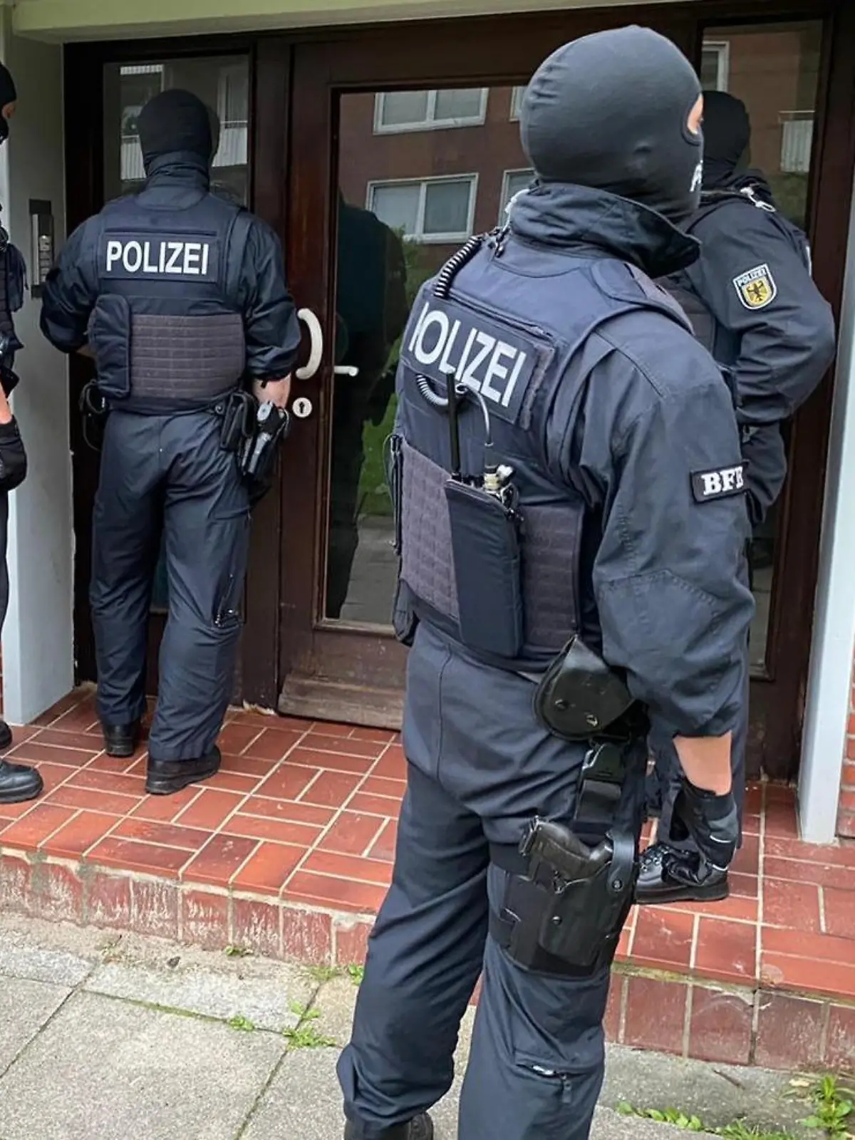 Derzeit durchsuchen Beamte der Bundespolizei im Auftrag der Staatsanwaltschaft Aurich Gebäude an verschiedenen Orten in Leer (Ostfriesland.)
