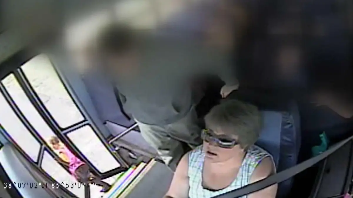 Mädchen (6) wird in Tür eingeklemmt - und mitgezogen Bus schleift sie mehrere Meter weit mit