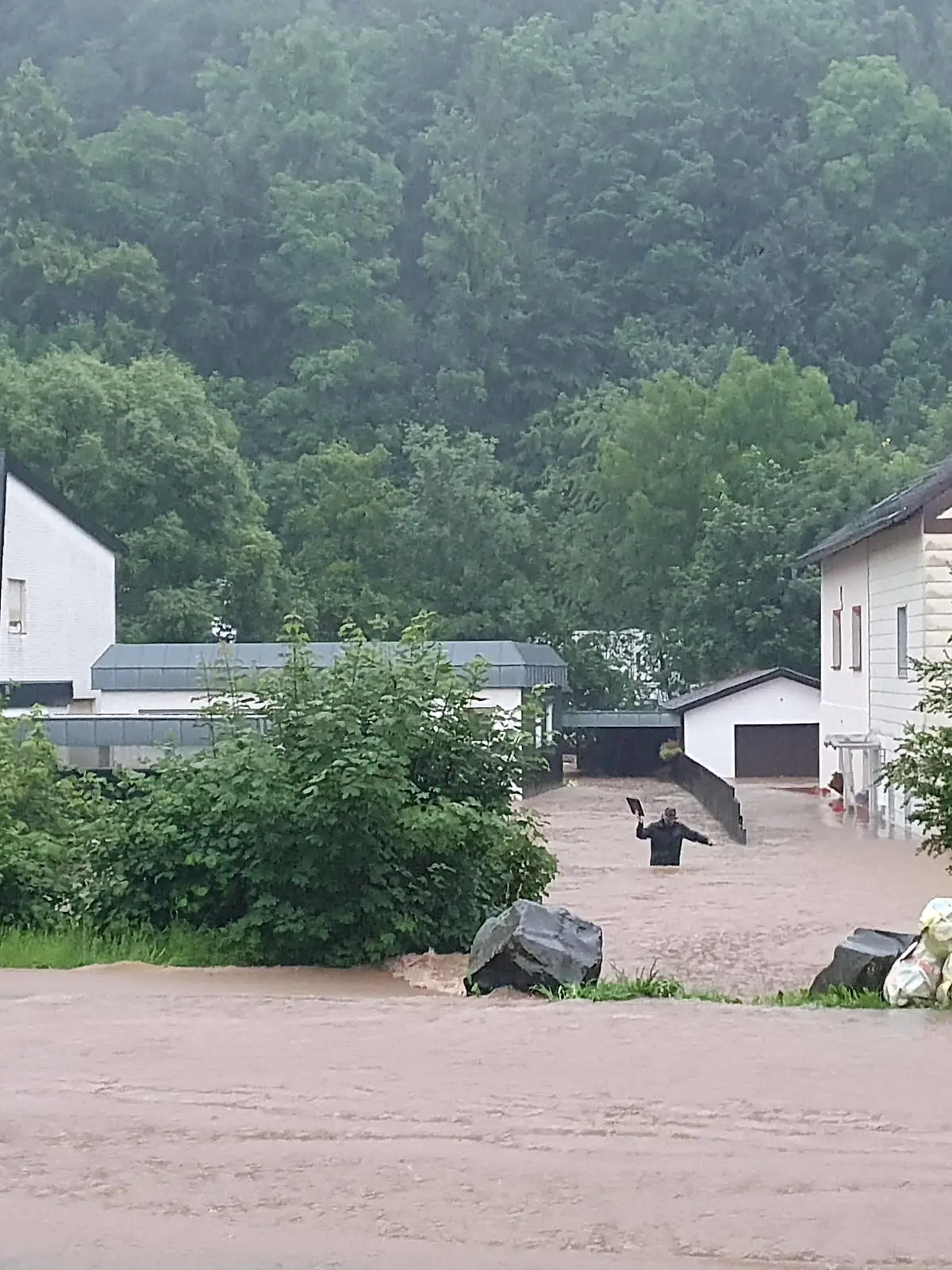 Prüm/Eifel Themenfoto: Naturkatastrophe, Hochwasser, Rheinland-Pfalz, Prüm, 15.07.2021 Ein Mann watet durch das Brushohe Wasser auf einer Straae in Prüm/Eifel, Themenfoto: Naturkatastrophe, Hochwasser, Rheinland-Pfalz, Eifel, Prüm - *** Prüm Eifel thematic photo natural disaster, flood, Rhineland-Palatinate, Prüm, 15 07 2021 A man wades through the chest-high water on a street in Prüm Eifel, thematic photo natural disaster, flood, Rhineland-Palatinate, Eifel, Prüm Copyright: xAugstx/xEibner-Pressefotox EP_jat 