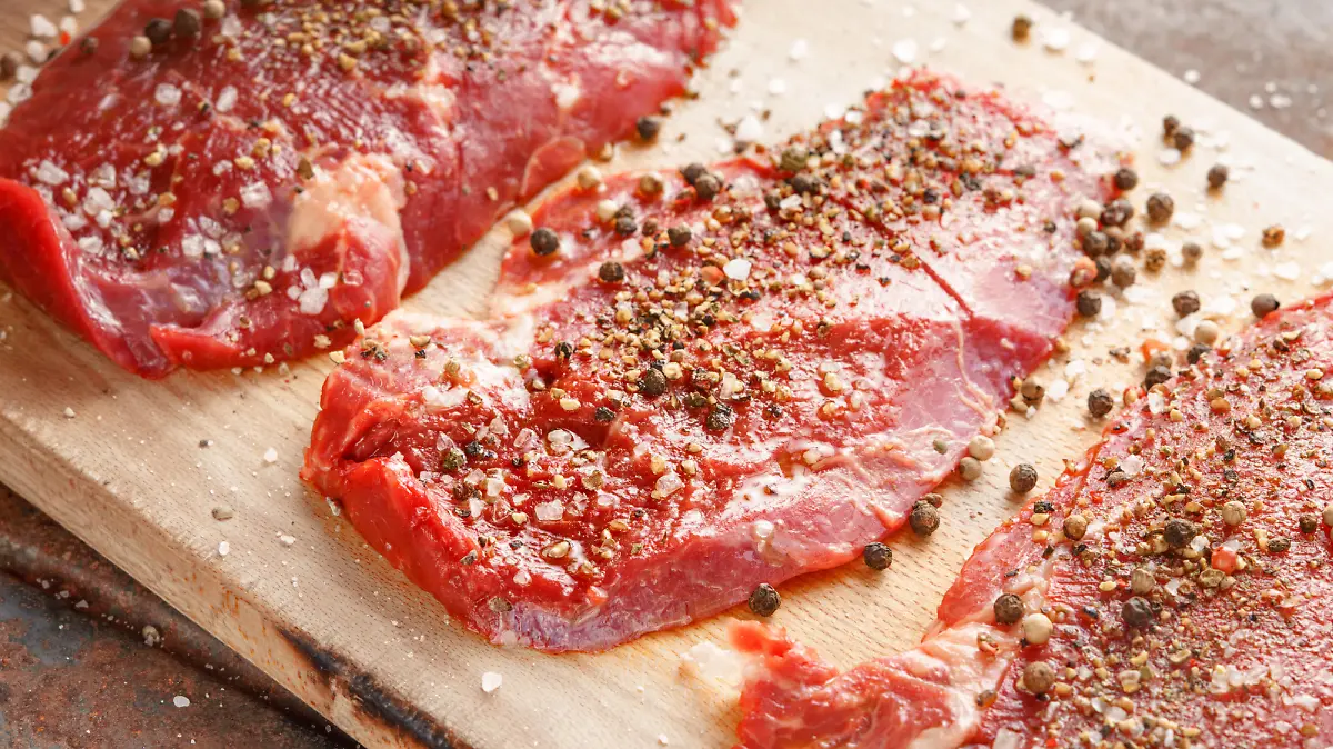 Rohes Fleisch mit Grill-Gewürzmischung