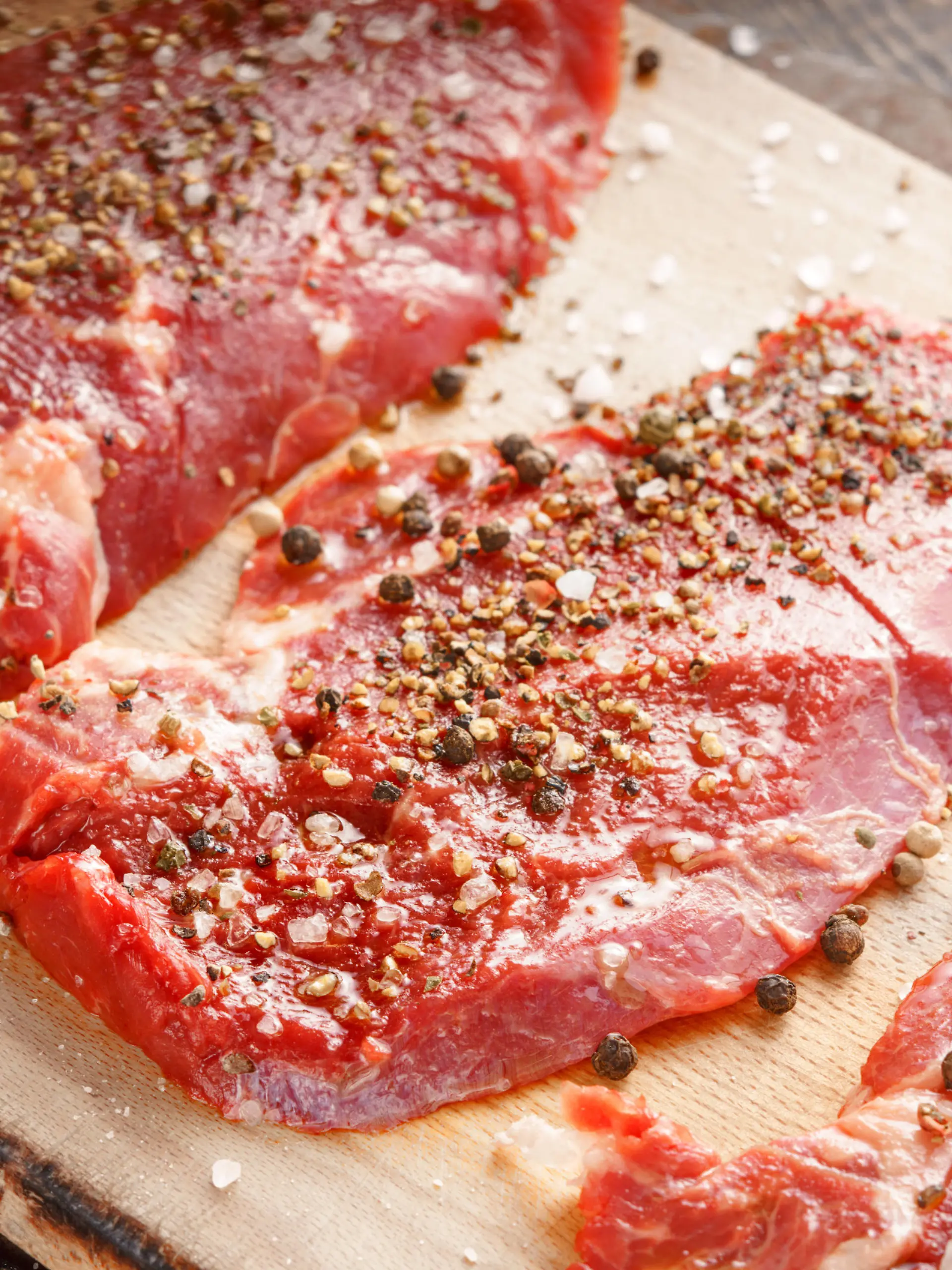 Rohes Fleisch mit Grill-Gewürzmischung