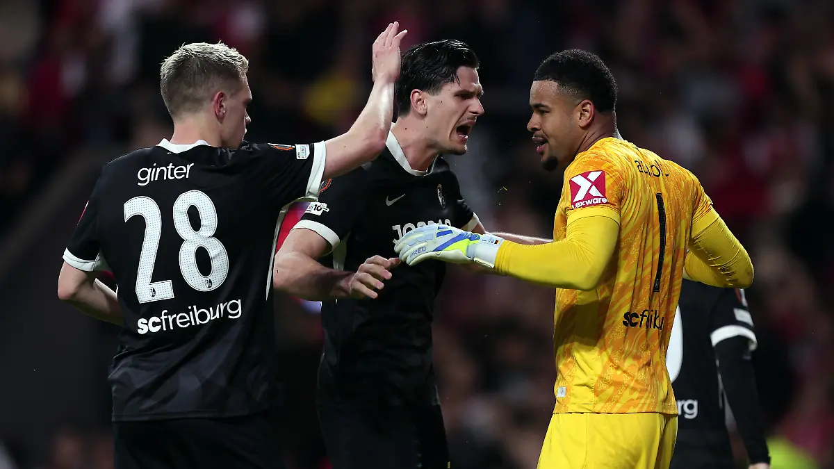 Jubeln Matthias Ginter, Igor Matanovic und Noah Atubolu (von links) wieder? RTL überträgt das Europa-League-Halbfinale SC Freiburg gegen Sporting Braga LIVE in TV und Stream