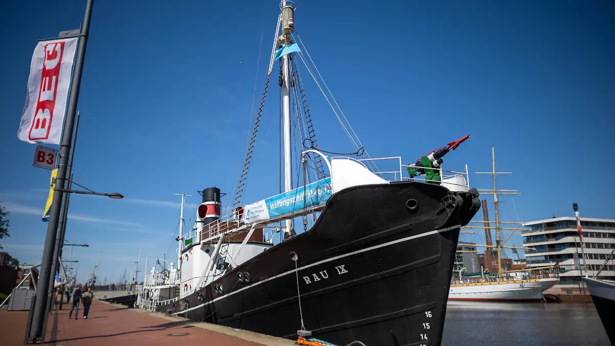 Das Walfängerschiff Rau IX liegt im Hafen.
