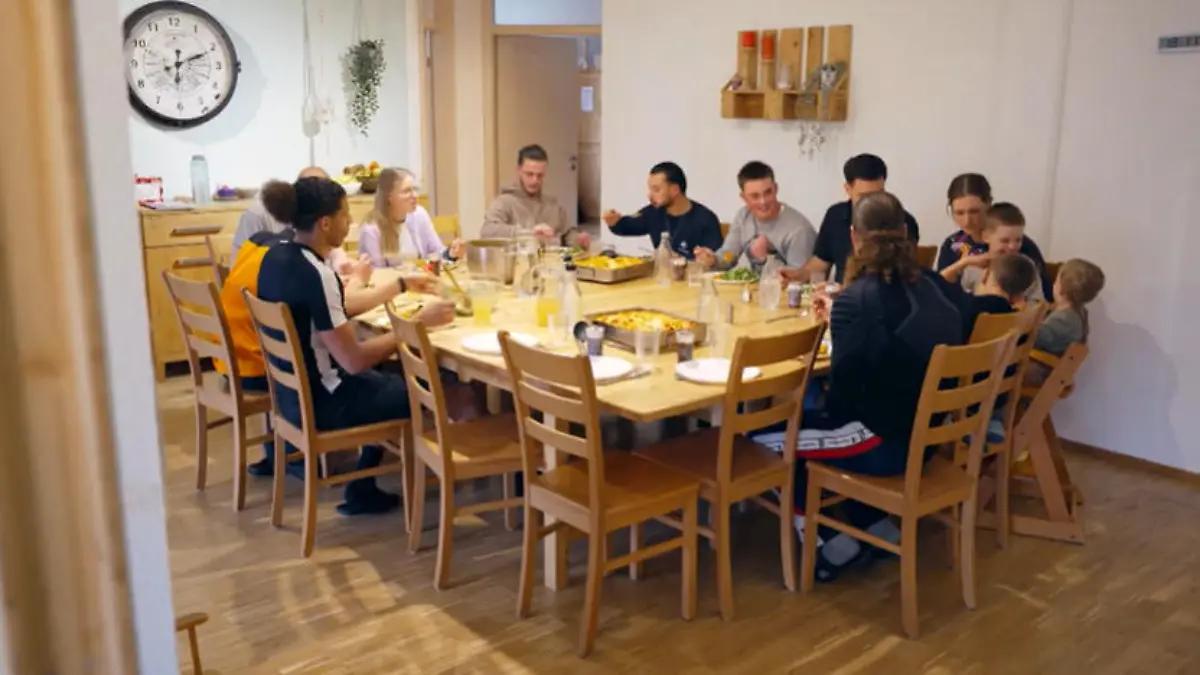 Resozialisierung im Alltag: Familie teilt ihr Zuhause mit jungen Straftätern WG-Konzept mit straffälligen Jugenlichen