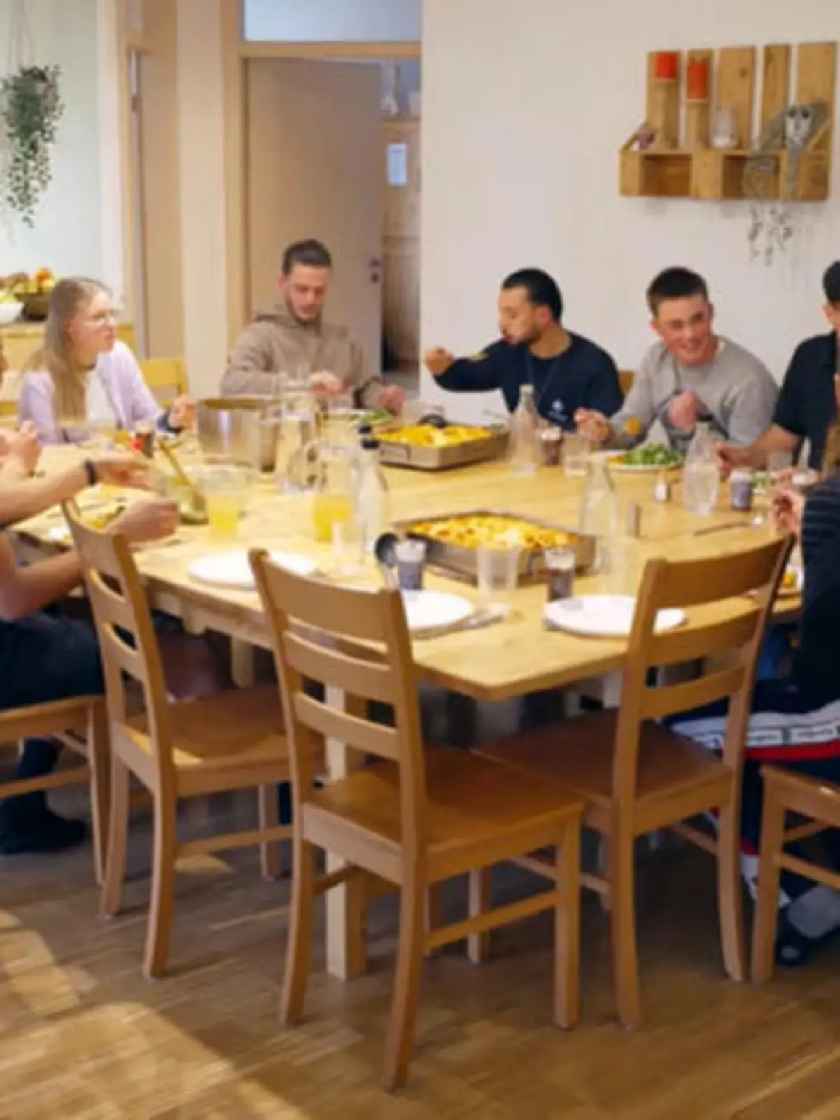 Bild zu: "Resozialisierung im Alltag: Familie teilt ihr Zuhause mit jungen Straftätern"
