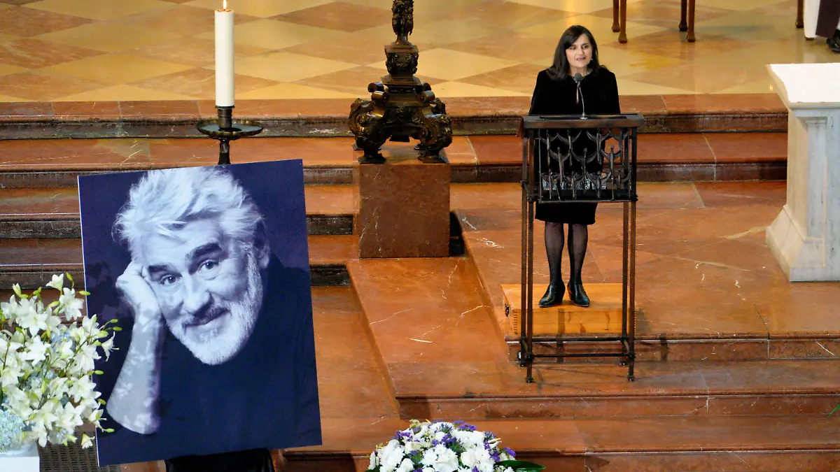 02.05.2026, Bayern, München:  Beigesetzt werden soll der am 8. April im Alter von 95 Jahren gestorbene Adorf nicht in der bayerischen Landeshauptstadt, sondern in St. Tropez. Adorfs Witwe Monique Faye stammt aus Südfrankreich. Das Ehepaar lebte in Paris, Adorf war dort auch gestorben.