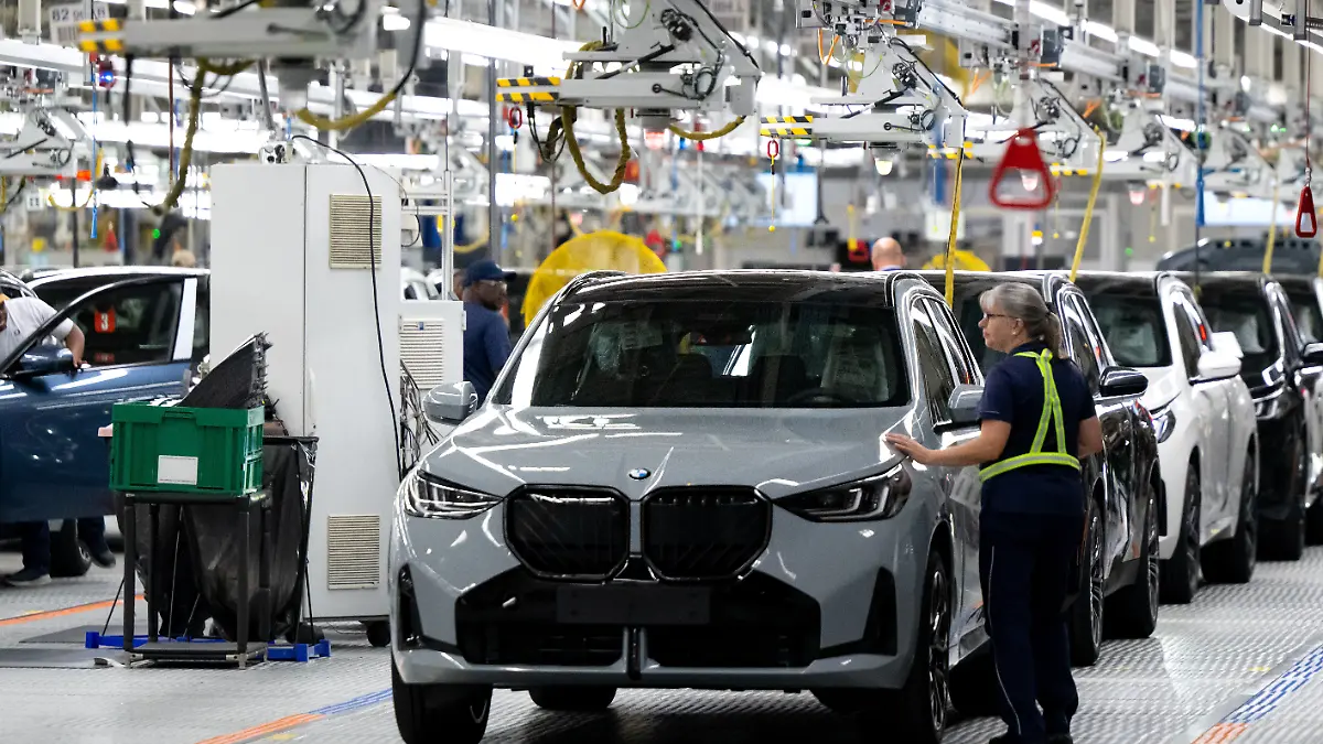 Verschiedene Modelle von BMW stehen im BMW-Werk Spartanburg bei einem Besuch des bayerischen Ministerpräsidenten Söder in einer Werkshalle. Söder unternimmt eine mehrtägige Reise in die USA mit Stationen in den Bundesstaaten Texas und South Carolina.