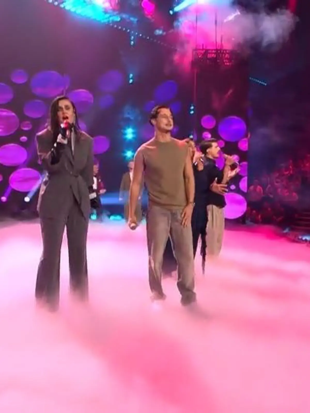 Bild zu: "„Let’s Dance“-Star Milano singt mit den Kandidaten"
