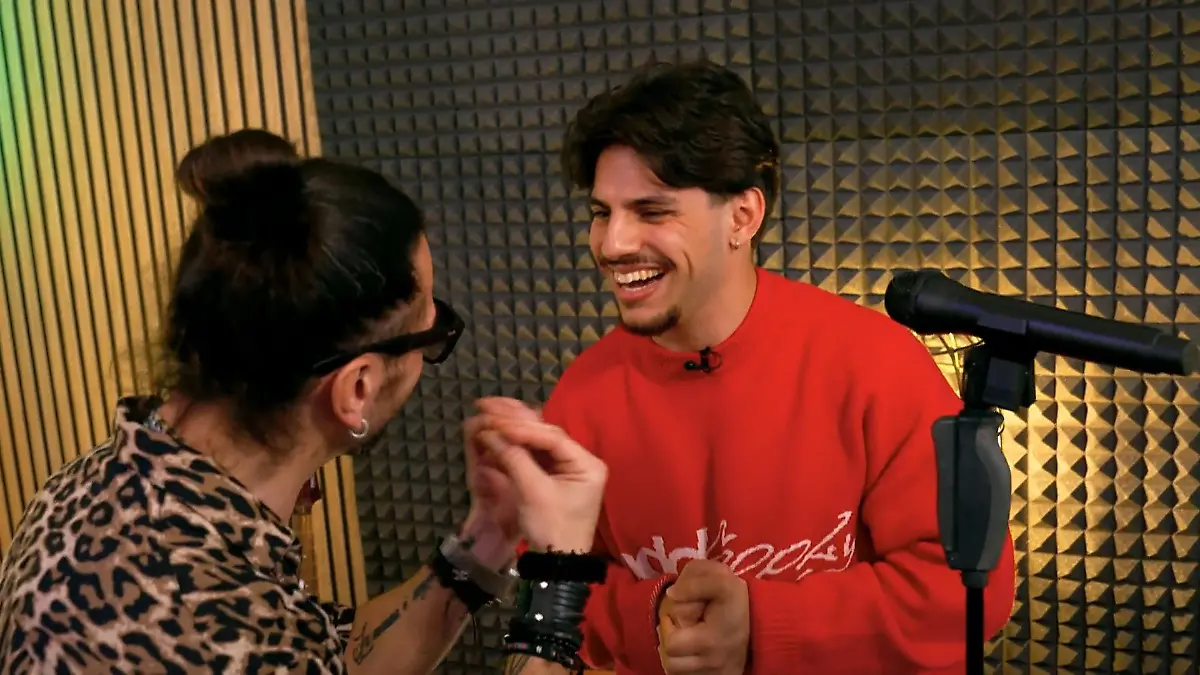 Paco übt "Emociones" für seinen nächsten Song Kopf ausschalten