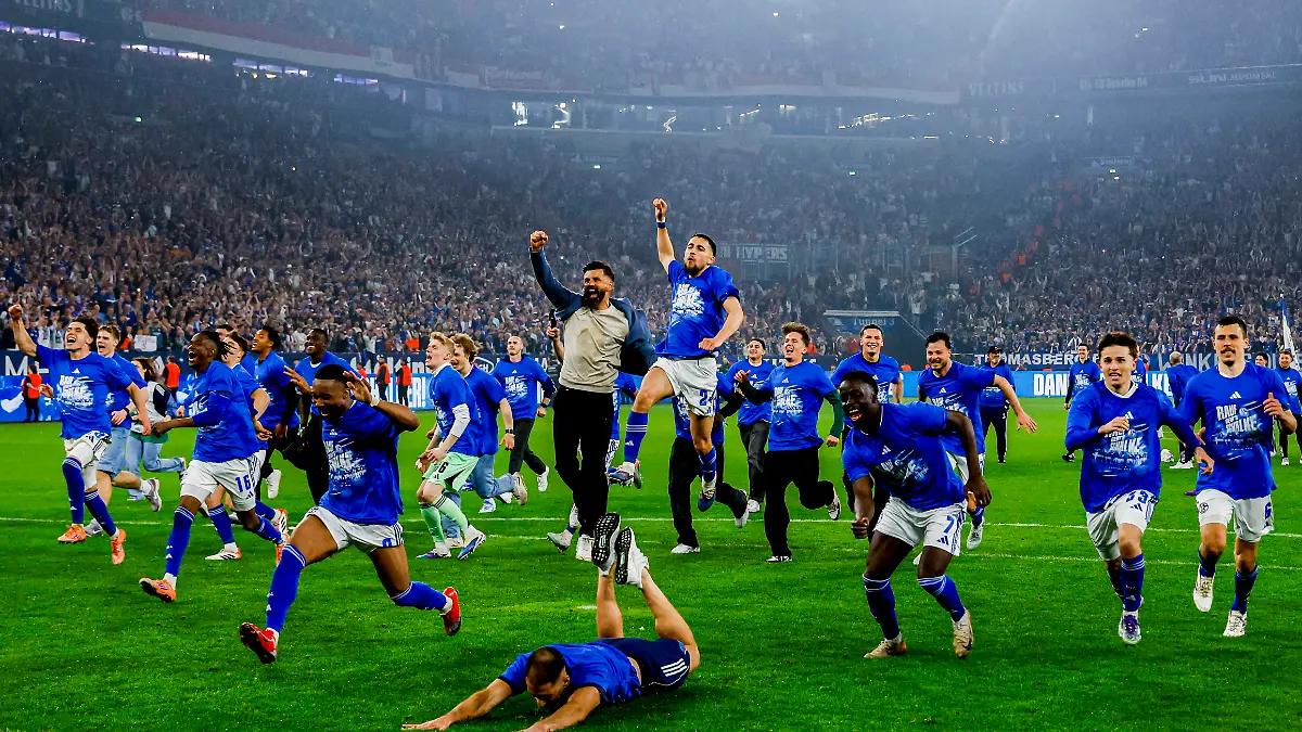 team and staff of FC Schalke 04 celebrate winning the league title FC Schalke 04 v Fortuna Dusseldorf, 2. Bundesliga, FC Schalke 04 v Fortuna Dusseldorf, Veltins-Arena, May 2, 2026, Gelsenkirchen, Germany.