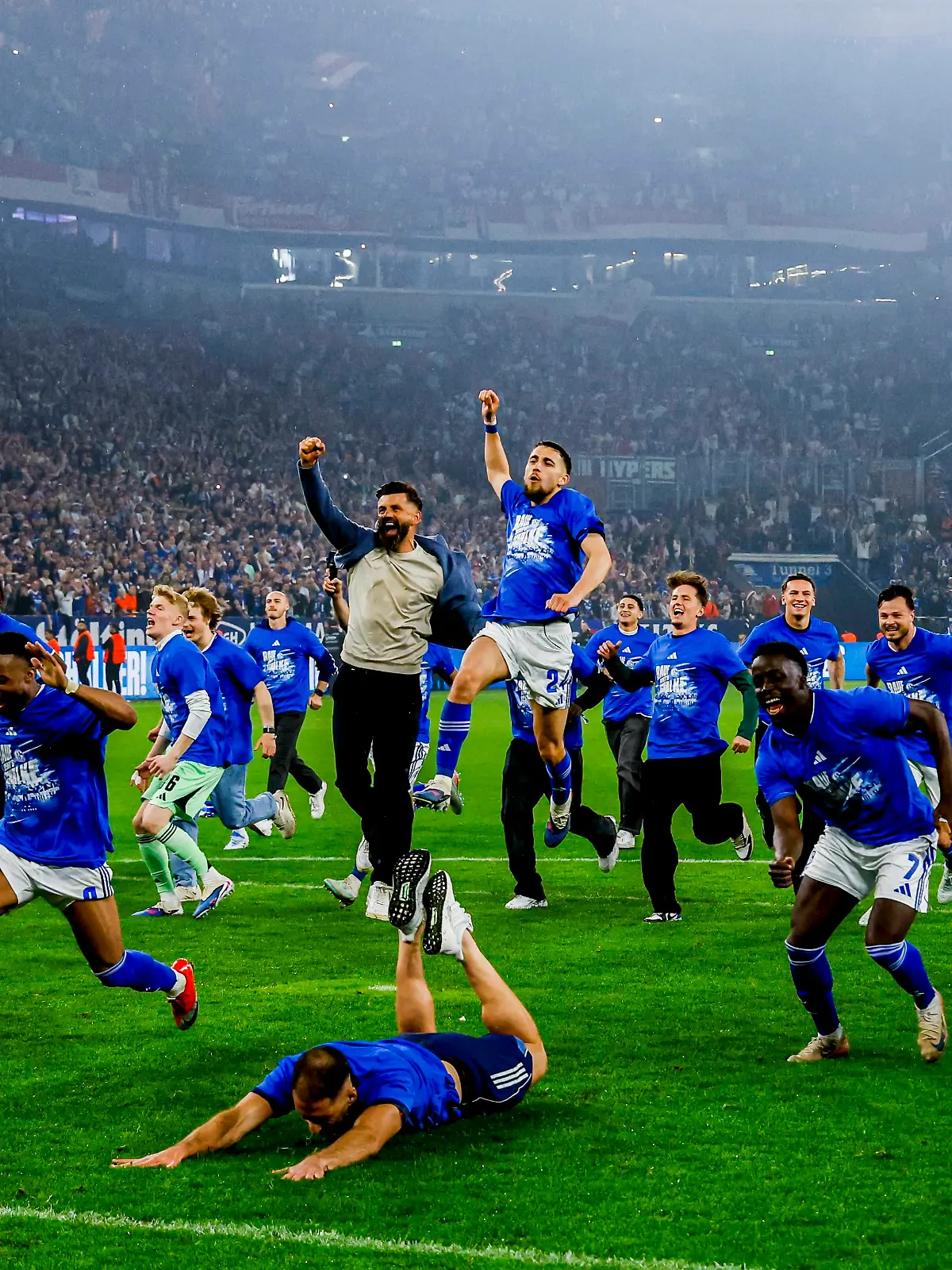 team and staff of FC Schalke 04 celebrate winning the league title FC Schalke 04 v Fortuna Dusseldorf, 2. Bundesliga, FC Schalke 04 v Fortuna Dusseldorf, Veltins-Arena, May 2, 2026, Gelsenkirchen, Germany.