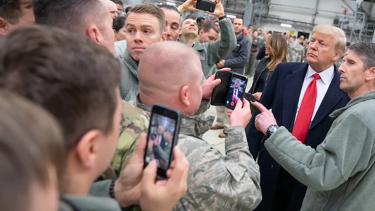 HANDOUT - Militärangehörige machen Fotos von Donald Trump (2.v.r.), Präsident der USA, während dessen Besuch auf dem Stützpunkt der US-Luftwaffe in Ramstein. (zu dpa «US-Militär in Rheinland-Pfalz») +++ dpa-Bildfunk +++