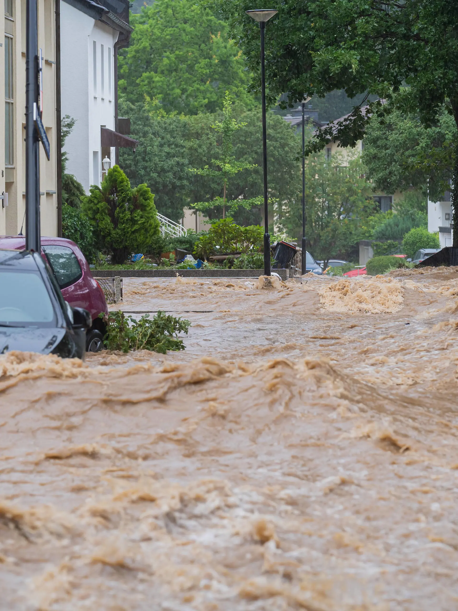 14.07.2021, Hagen, Deutschland, - Wassermassen fließen eine Straße hinunter im Stadtteil Hohenlimburg. *** 14 07 2021, Hagen, Germany, water masses flow down a street in the district of Hohenlimburg 