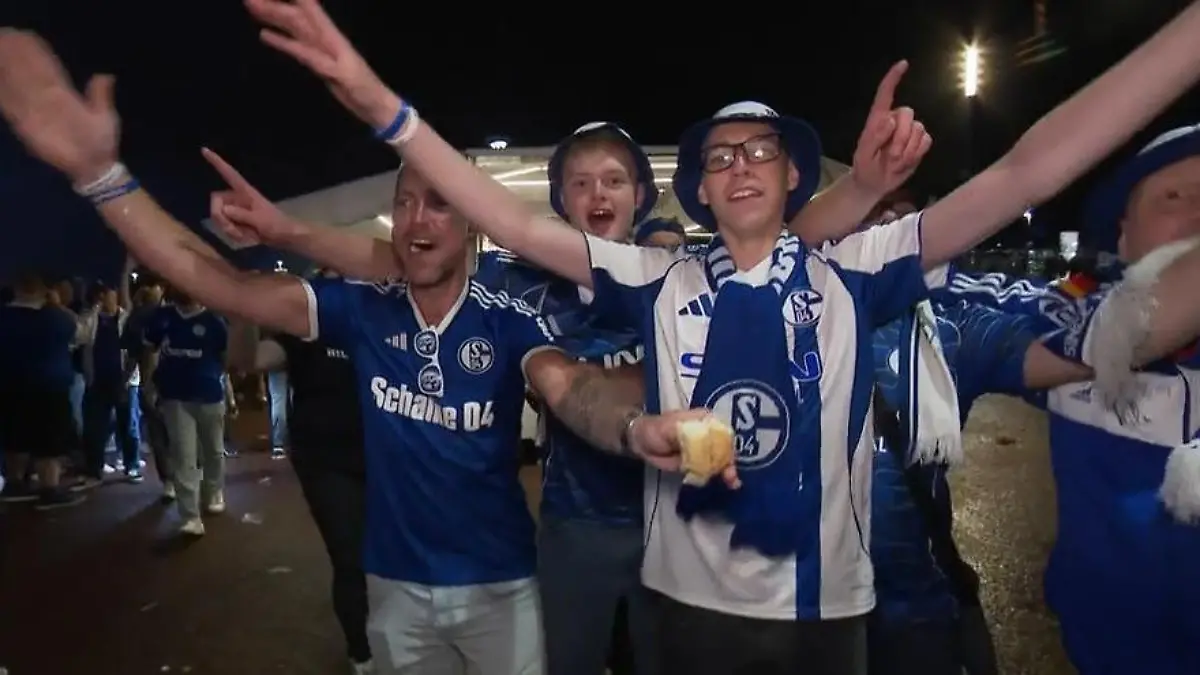 Hier feiert Schalke sein königsblaues Wunder Zurück in der Bundesliga