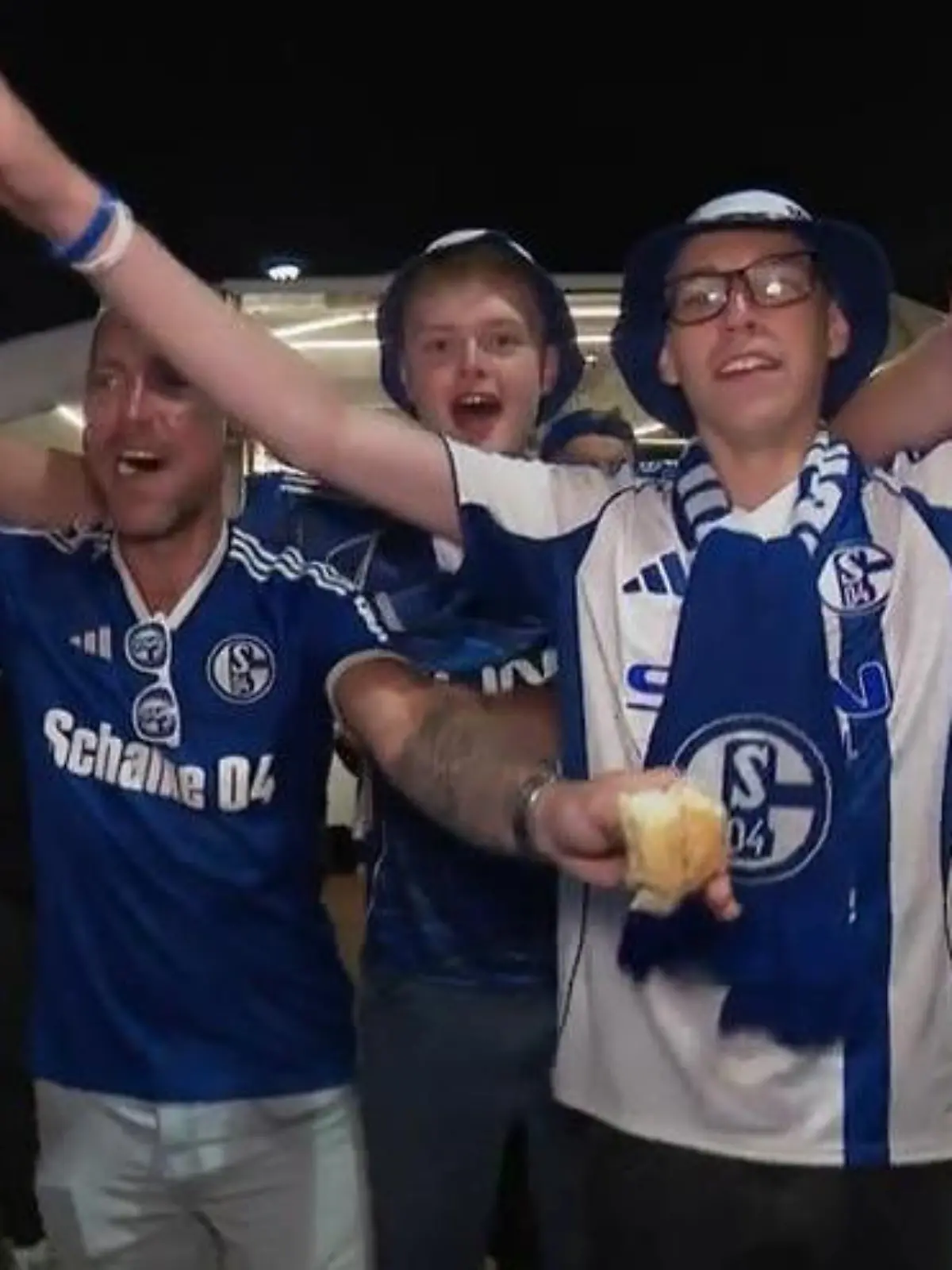 Bild zu: "Hier feiert Schalke sein königsblaues Wunder"