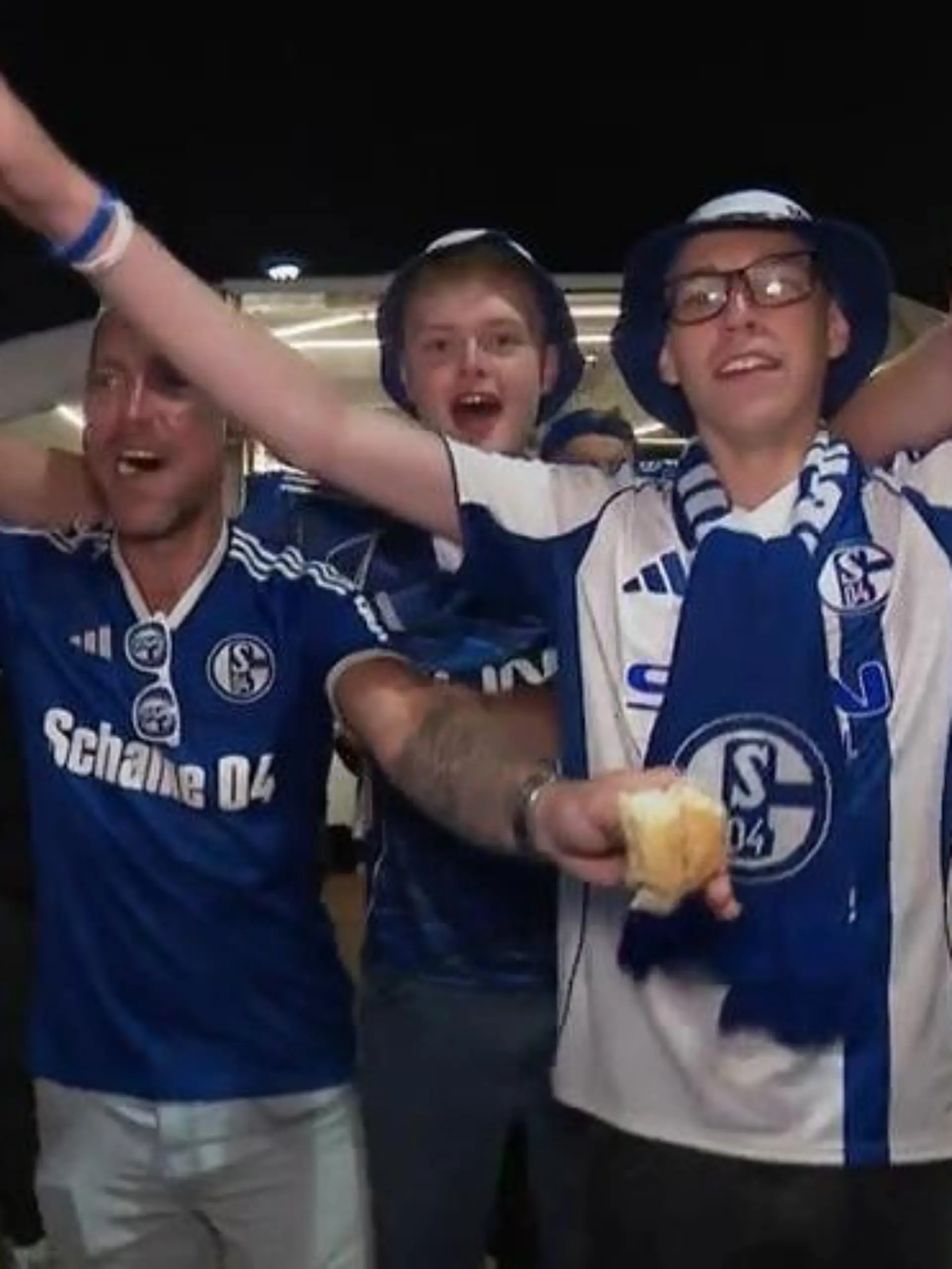 Bild zu: "Hier feiert Schalke sein königsblaues Wunder"