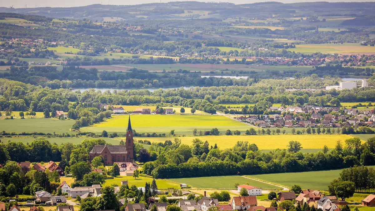 Ausblick auf den Turm der Kirche St. Agnes in Steinbergen, im Hintergrund die Weser. (zu dpa: «Doppeltötung in Rinteln – Spur führt zu zwei jungen Männern») +++ dpa-Bildfunk +++