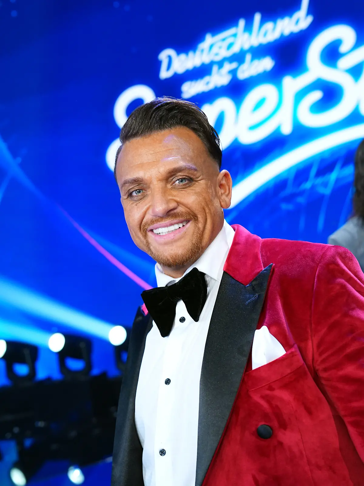 Menowin Fröhlich schafft’s ins DSDS-Finale 2026. 