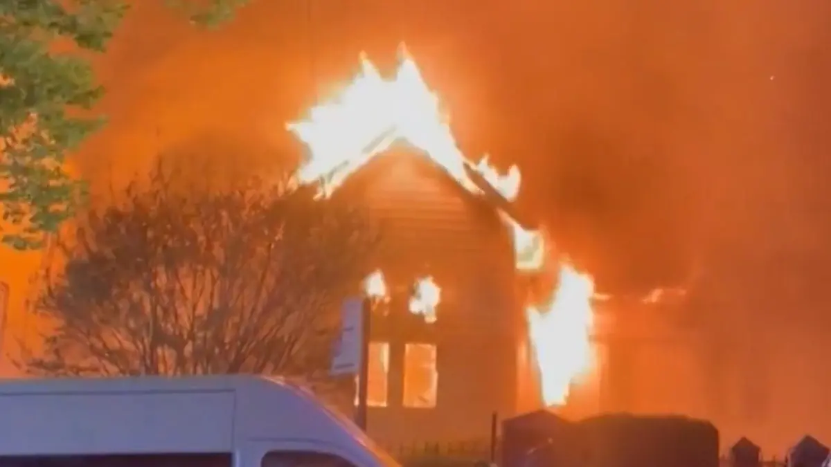 Gewaltiges Flammen-Inferno! Großbrand zerstört historische Kirche – sechs Verletzte Feuerwehreinsatz in New York