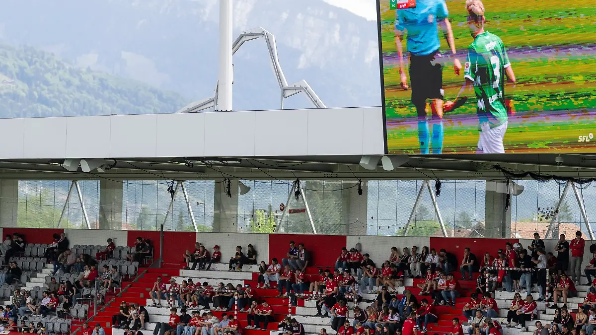 Fans des FC Thun beim Meister-Public-Viewing in der heimischen Arena.