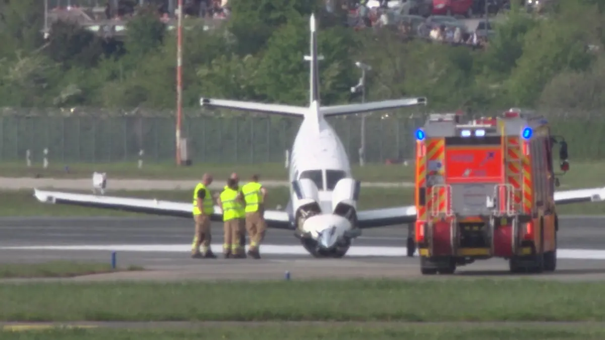 A small plane is supposed to land at Hamburg airport on Sunday afternoon - the landing goes wrong. The small crash landing has an impact on air traffic for hours.