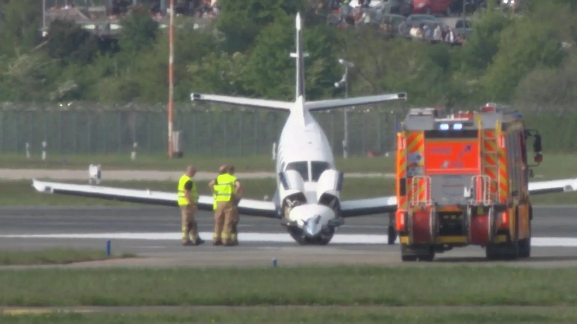 Landung geht schief – Hamburger Flughafen zwischenzeitlich dicht! Bruchlandung mit Folgen