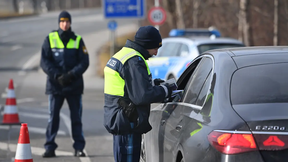 Grenzpolizist kontrolliert ein Fahrzeug und dessen Insassen, Grenzkontrolle der Bayerischen Grenzpolizei am Grenzuebergang Oberaudorf, Staatsstra?e 2093 am 06.02.2025 ?