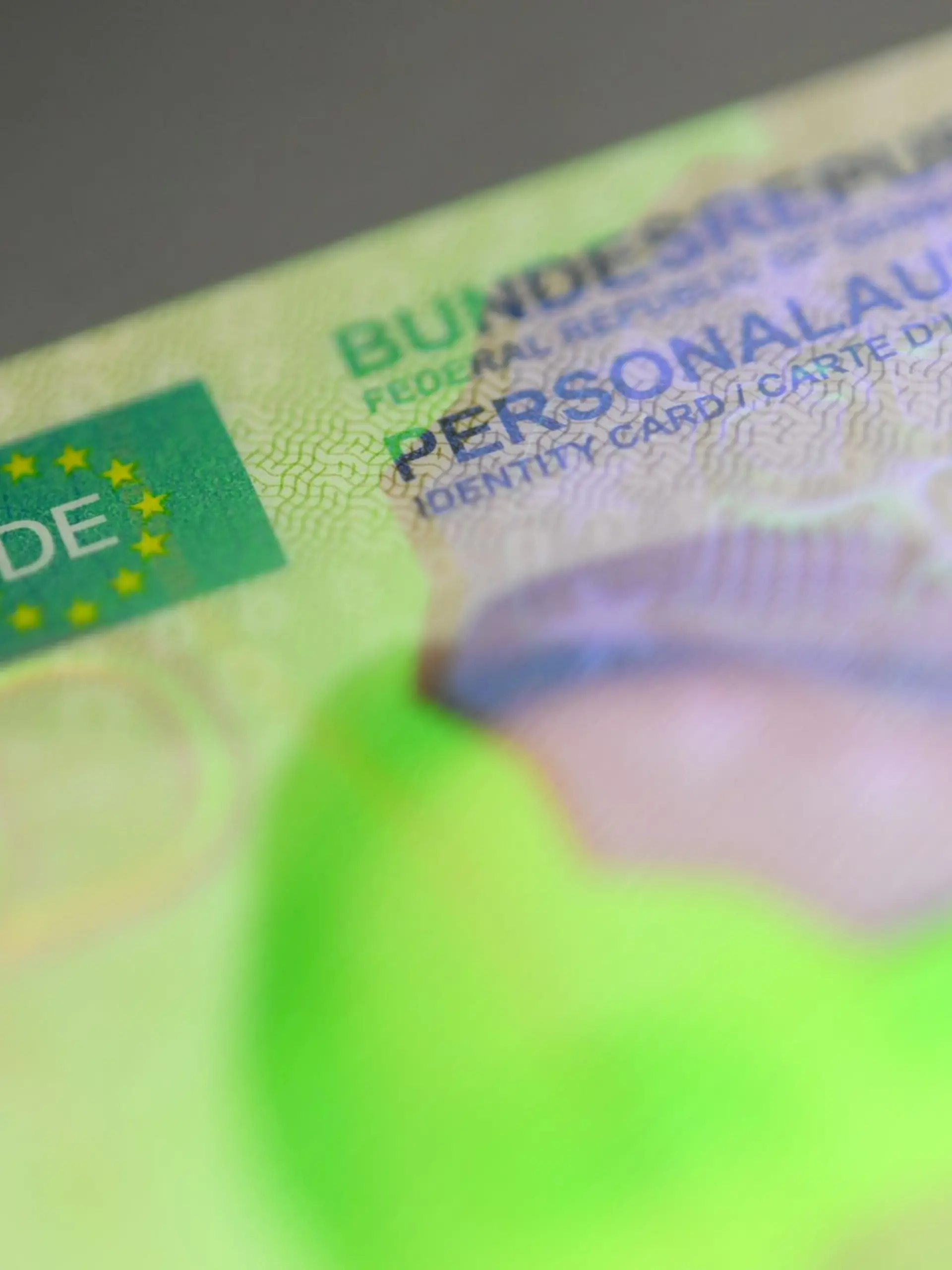Haben Sie ihren Perso im Jahr 2017 oder später erhalten? Dann ist der Online-Ausweis automatisch aktiviert.