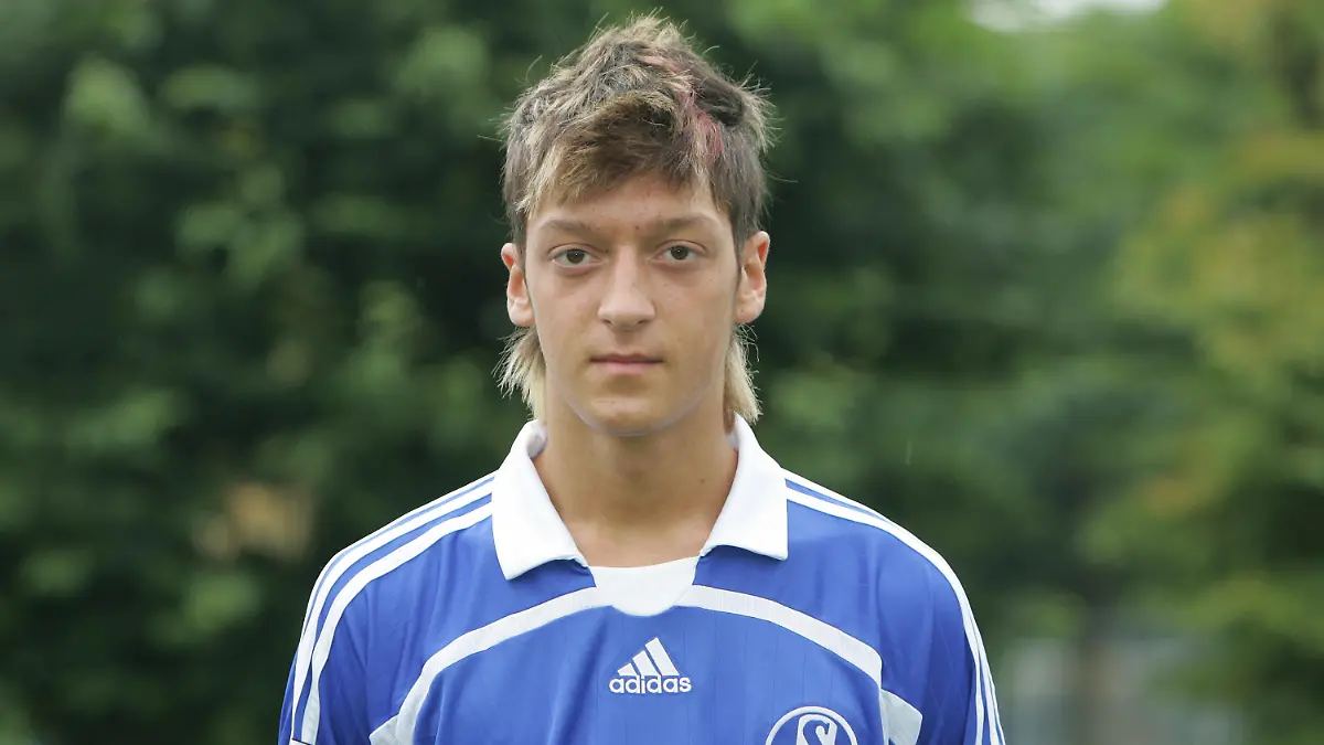 ARCHIV - 07.07.2006, Nordrhein-Westfalen, Gelsenkirchen: Mesut Özil, aufgenommen beim Fototermin des Bundesligisten FC Schalke 04. Der frühere Weltmeister Özil hat seine Karriere als Fußball-Profi mit 34 Jahren beendet.Der 92-malige deutsche Nationalspieler gab seinen sofortigen Rücktritt am Mittwoch auf seinen verifizierten Profilen bei Twitter, Instagram und Facebook bekannt. Foto: Rolf Vennenbernd/dpa +++ dpa-Bildfunk +++