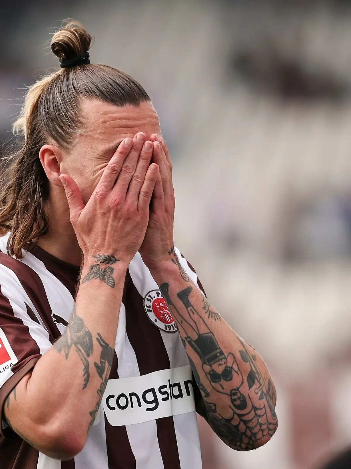 Bild zu: "Noch Licht auf St. Pauli? Abstiegskampf-Duell spitzt sich zu"