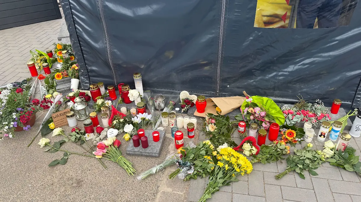Vor dem Bratwurststand von Dana A. und Jan C. werden Blumen niedergelegt