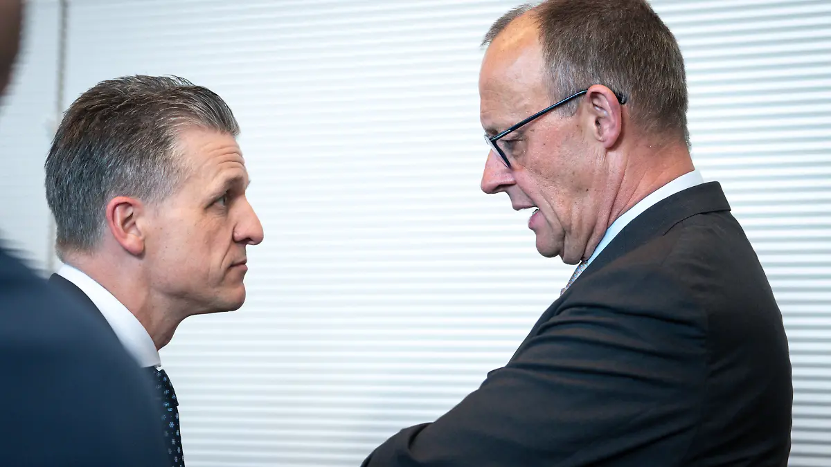 Aktuell,21.04.2026 Berlin, Bundeskanzler Friedrich Merz (CDU) mit Thorsten Frei, Bundesminister fuer besondere Aufgaben und Chef des Bundeskanzleramtes abseits bei einem vertraulichen Gespraech, im Vorfeld der Fraktionssitzung auf der Fraktionsebene des Deutschen Bundestag in Berlin