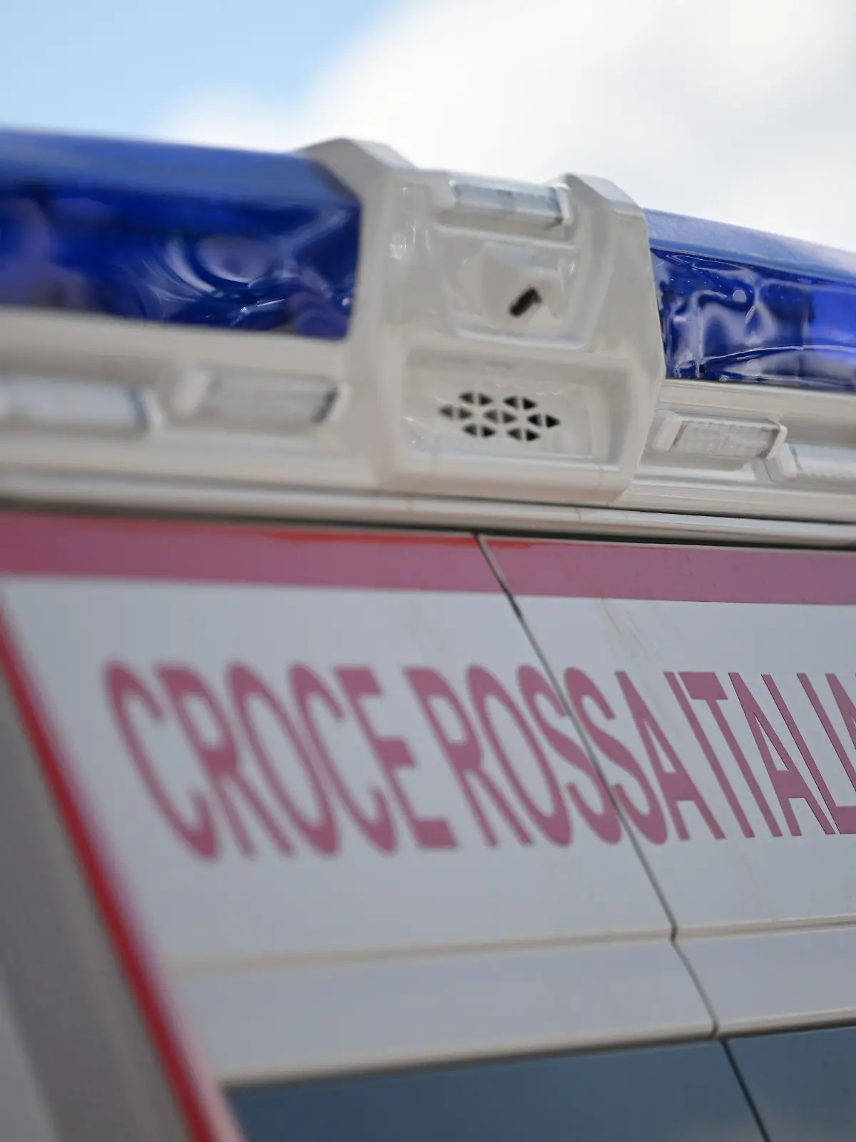 ARCHIV - 25.04.2024, Italien, Rimini: Die Worte "Crosse Rossa Italiana" (Italienisches Rotes Kreuz) sind auf einem Krankenwagen zu sehen. (zu dpa: «Deutscher Urlauber beim Paddeln in Italien ertrunken») Foto: Marijan Murat/dpa +++ dpa-Bildfunk +++