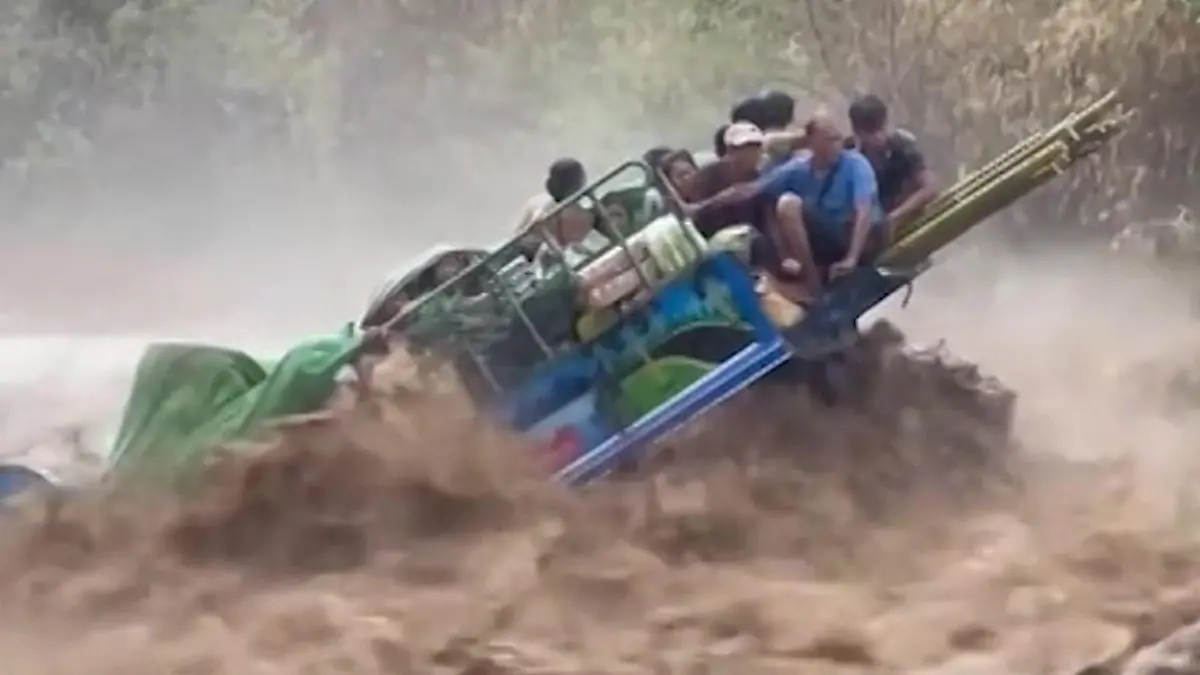 Todeskampf in den Fluten! Familie unterschätzt Gefahr – DAS rettet sie Traktor von Wassermassen mitgerissen