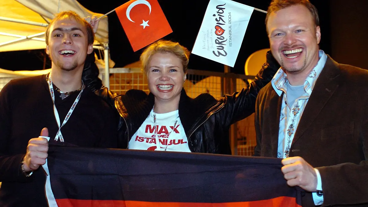 Max Mutzke mit Annette Frier und Stefan Raab kurz nach dem Finale 2004 in Istanbul