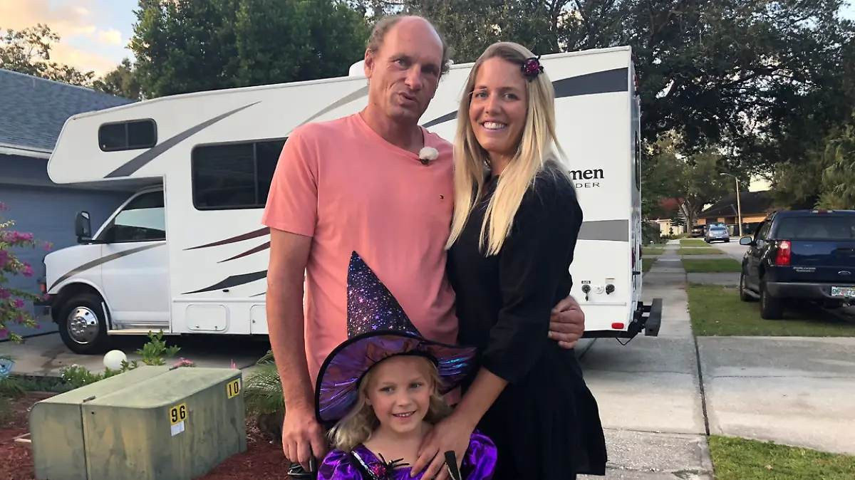 Familienfoto vor einem Wohnmobil