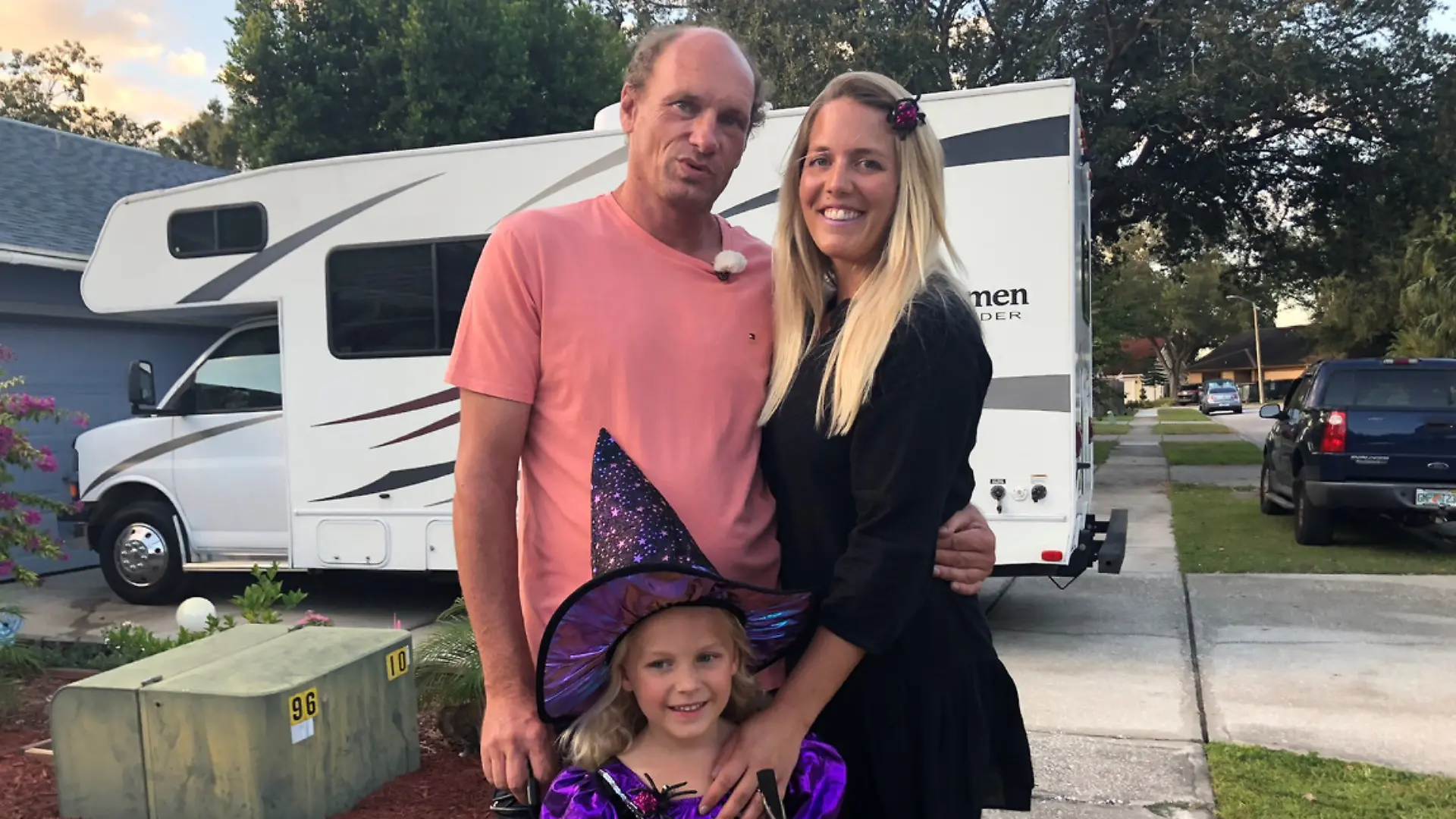 Familienfoto vor einem Wohnmobil
