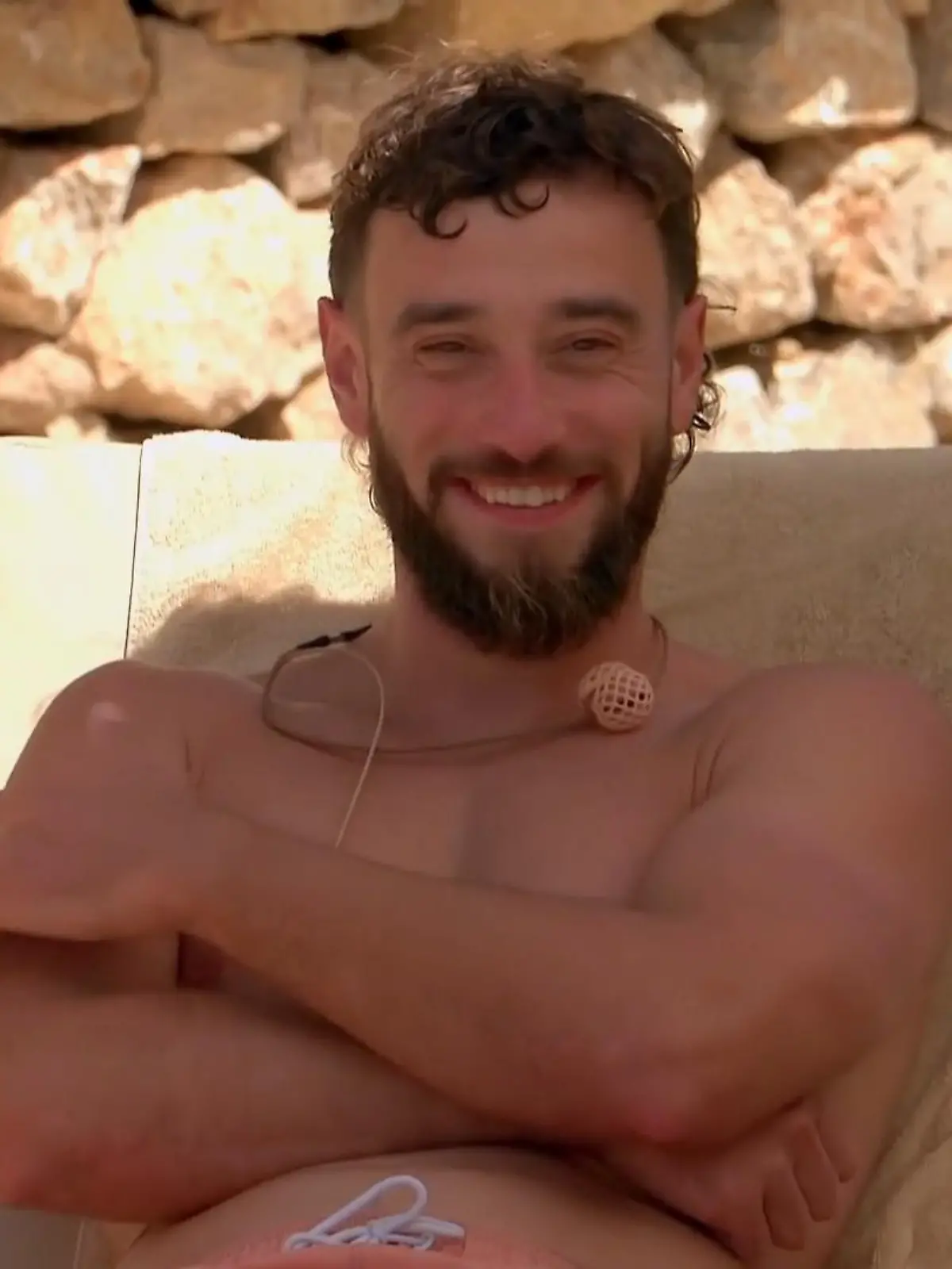 Bild zu: "Phillip, der Hahn am Pool"