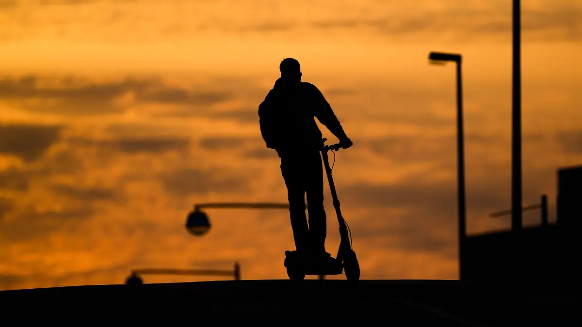 Beim Fahren mit dem E-Scooter gelten die gleichen Promillegrenzen wie beim Autofahren.