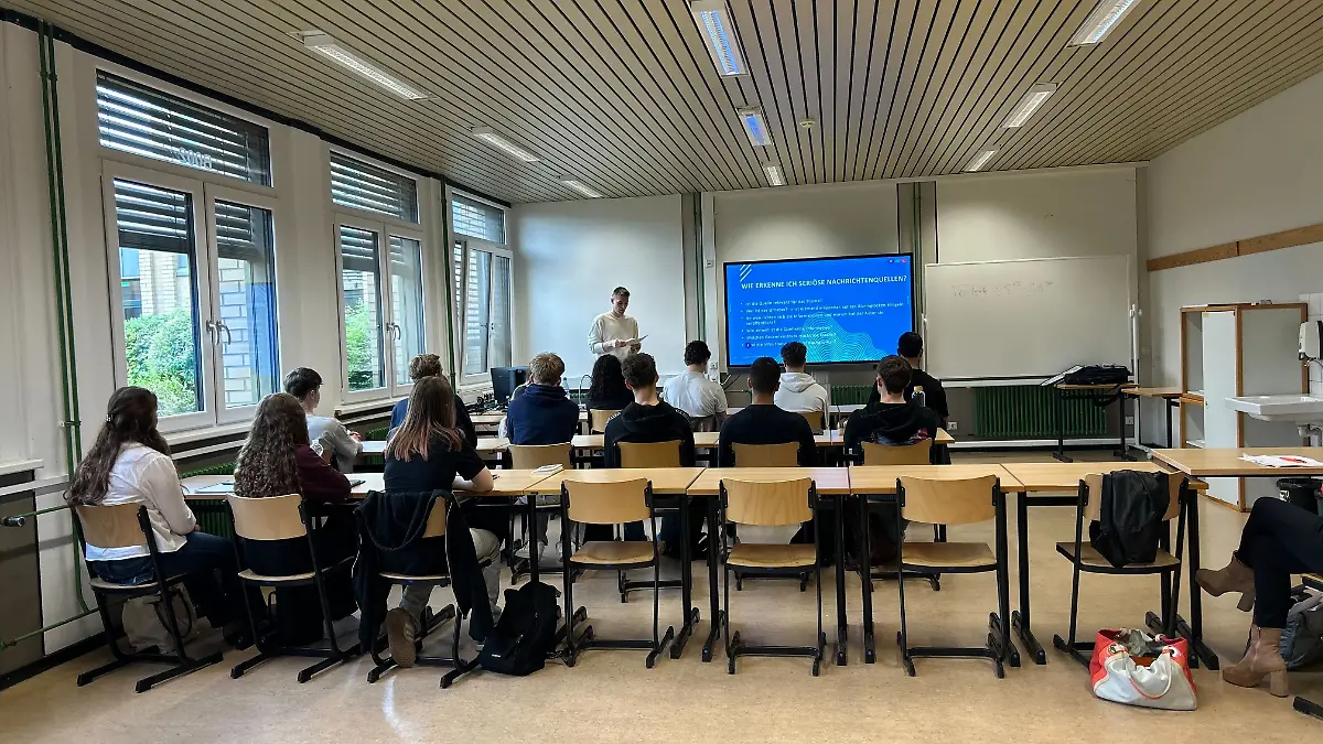 RTL Nord-Reporter Philipp Baumhöfner im Gespräch mit den Schülerinnen und Schülern der BBS Burgdorf.