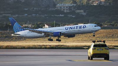 United Airlines Passagiermaschine streift Lastwagen in Newark – Fahrer verletzt
