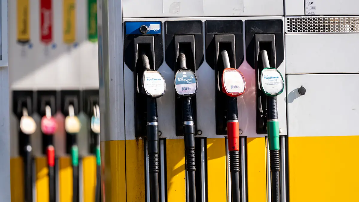 Zapfsäulen. Benzinpreise am 01.05.2026. Am morgen der Einführung des Tankrabatts. Die Preistafel einer Tankstelle mit aktuellen Kraftstoffpreisen für Diesel, Super E10, Super und Super Plus. Symbolbild zum Thema steigende Benzin- und Dieselpreise im Zusammenhang mit internationalen Energiepreisentwicklungen und geopolitischen Spannungen im Iran und im Nahen Osten.