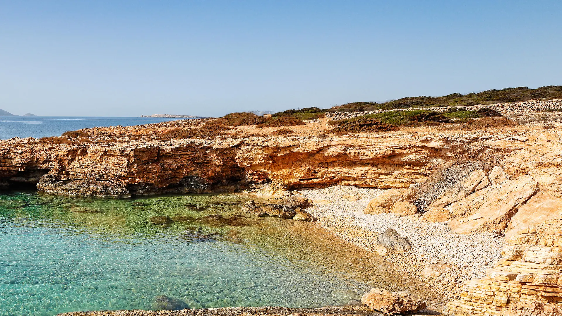 Auf Koufonisia gibt es menschenleere Strände und kristallklares Wasser soweit das Auge reicht.