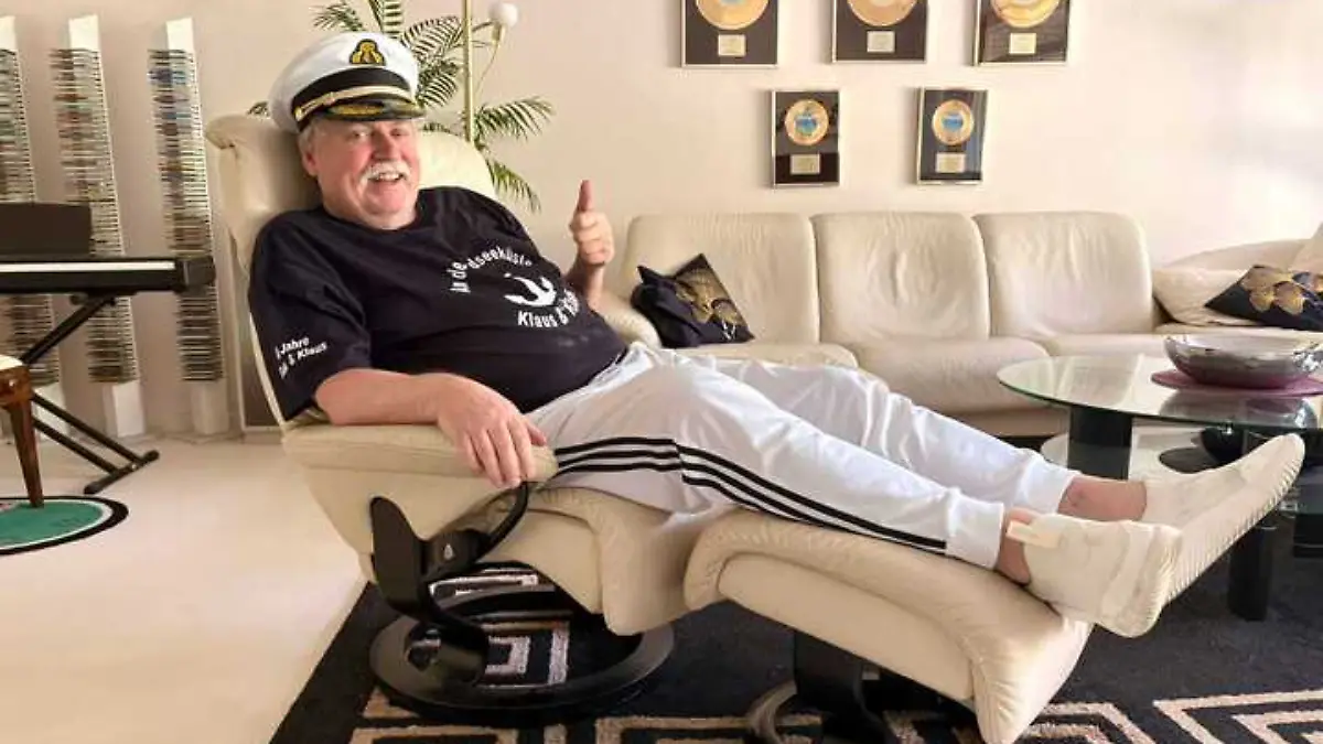 Klaus Baumgart von „Klaus & Klaus” in seinem Lieblingssessel, der ihm eine schwere Zeit erleichtert hat.