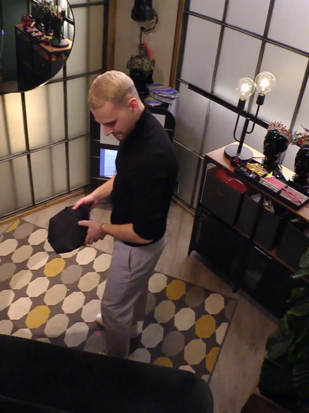 Bild zu: "Adrian allein in der Fotobox? Was hat Dave zu erledigen?"