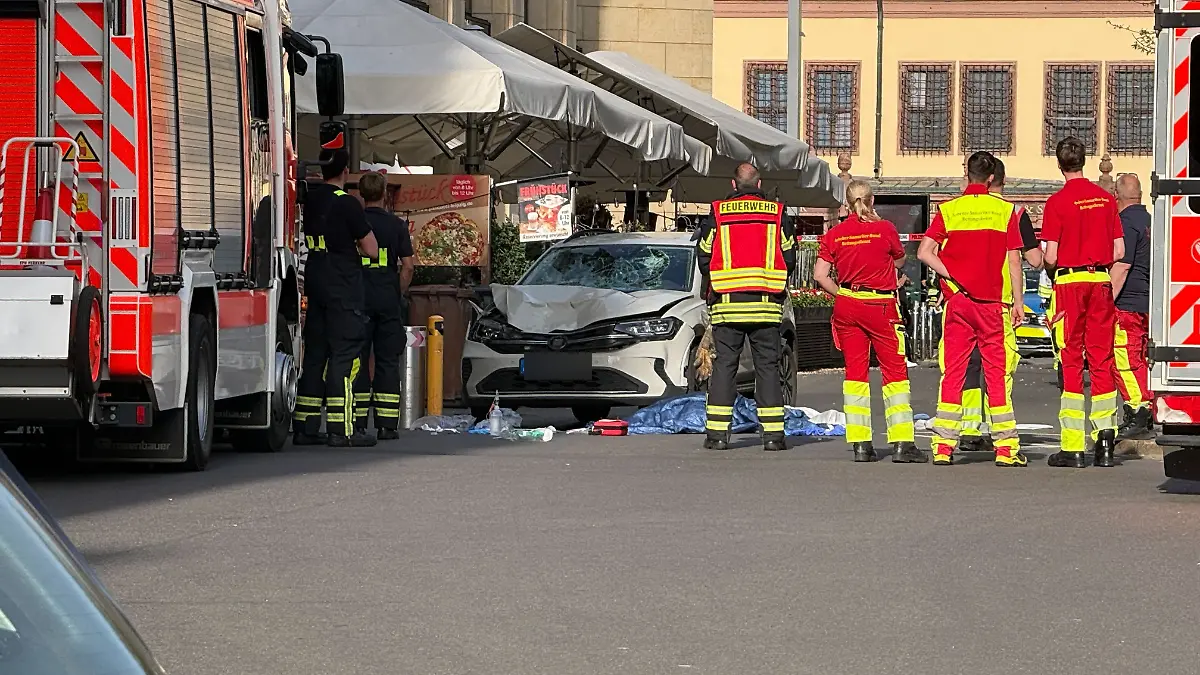 Ein Auto ist in der Innenstadt in eine Menschengruppe gefahren. Das bestätigt die Polizei auf RTL-Anfrage. 