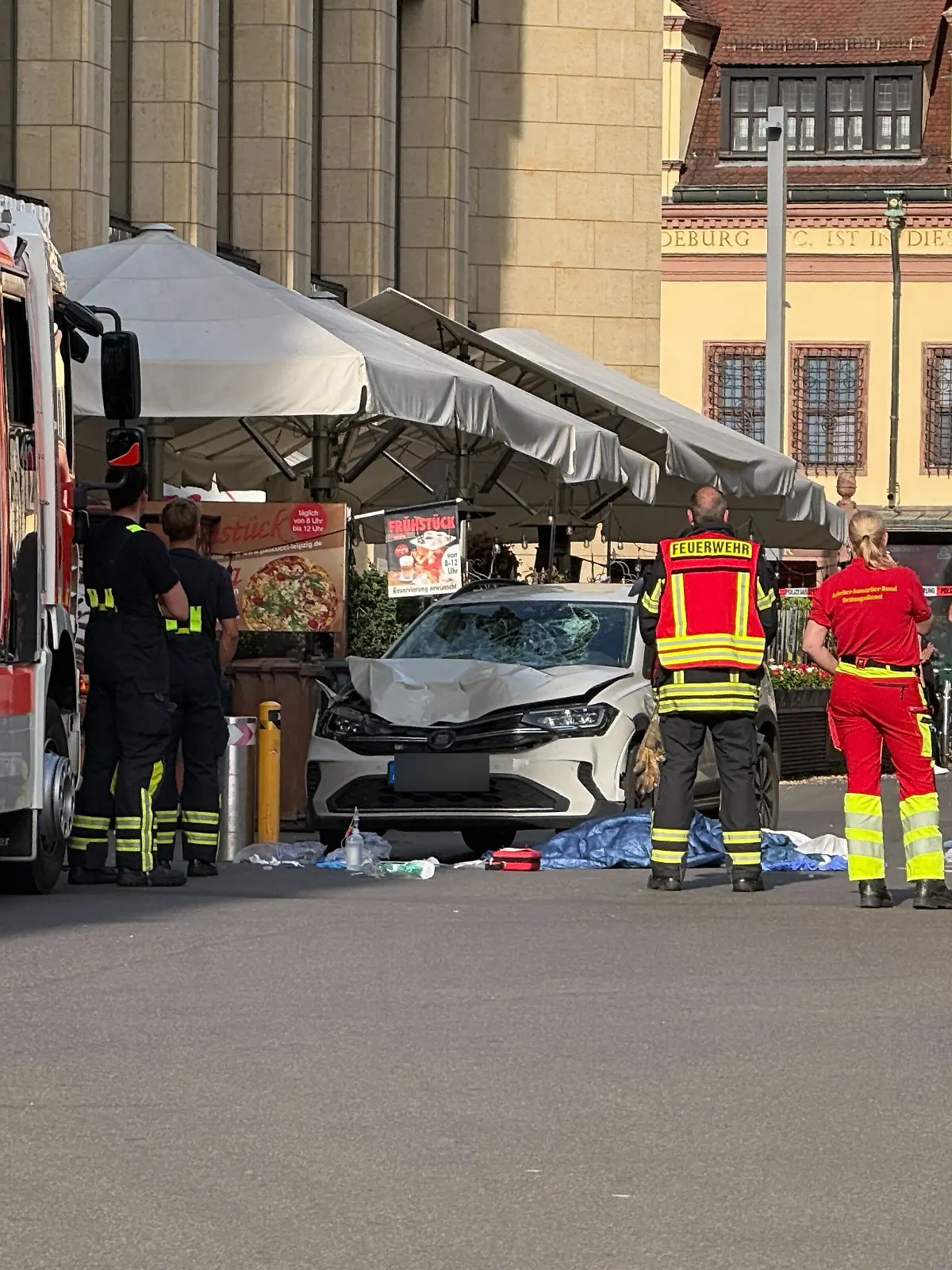 Ein Auto ist in der Innenstadt in eine Menschengruppe gefahren. Das bestätigt die Polizei auf RTL-Anfrage. 