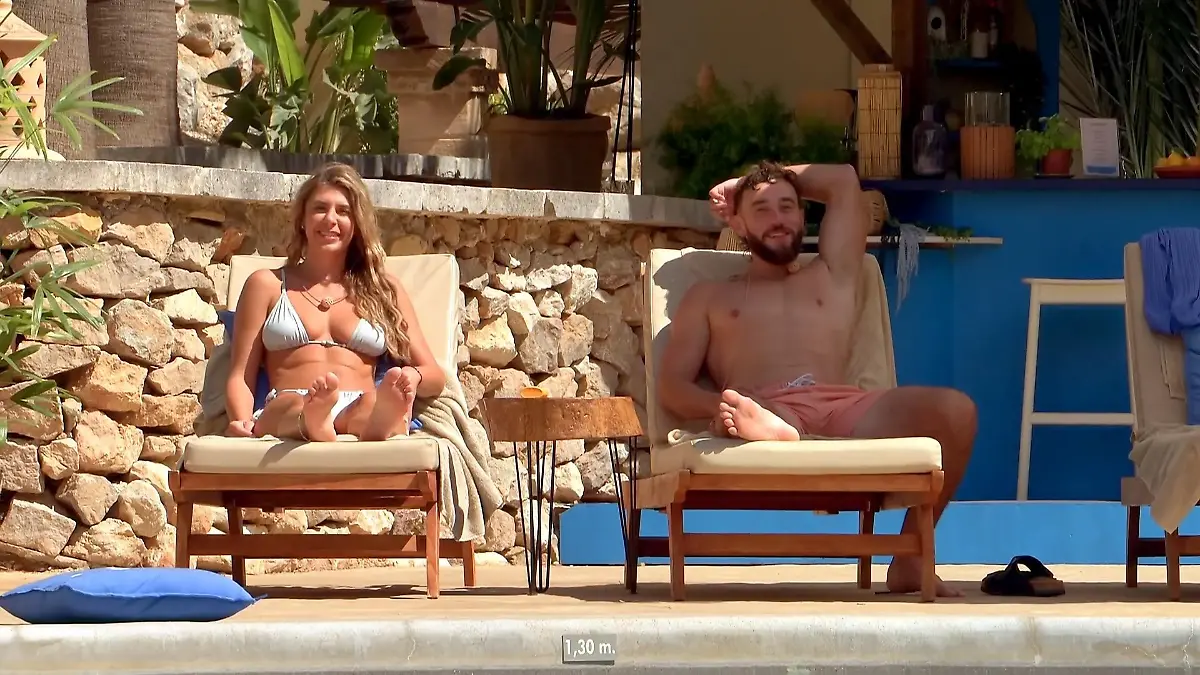 Tamara und Phillip auf zwei Liegen am Pool.