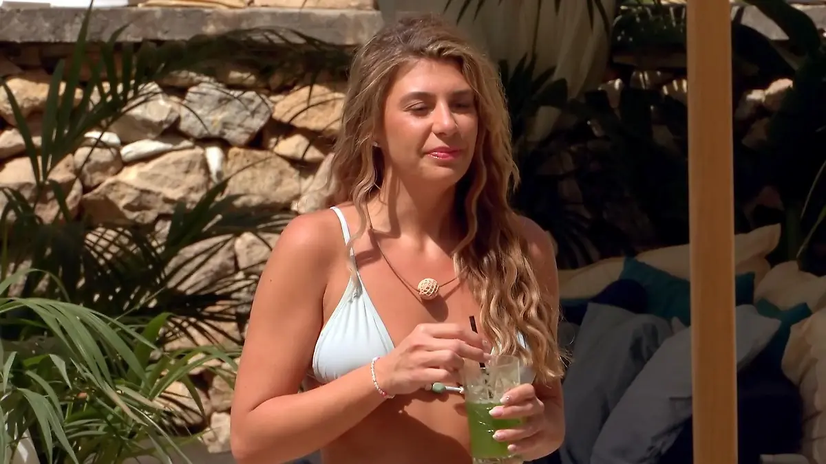 Tamara im Bikini, einen Drink in der Hand.